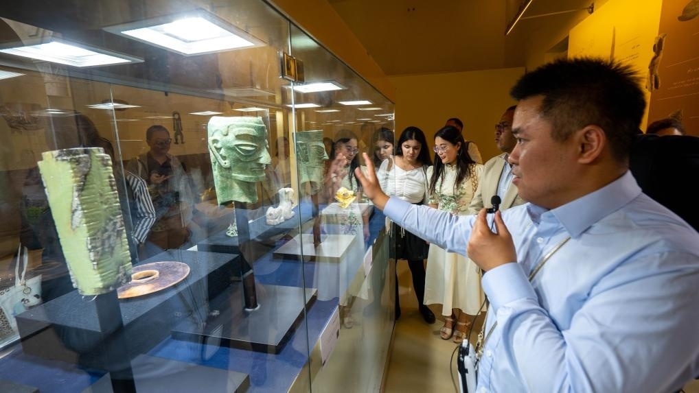 2024年6月14日，冉宏林在埃及開(kāi)羅舉辦的“三星堆·金沙”主題數(shù)字展上向埃及公眾介紹三星堆文化。新華社發(fā)（四川省文物考古研究院供圖）