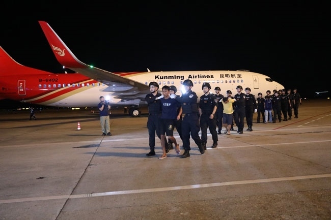 押解現(xiàn)場(chǎng)。公安部供圖