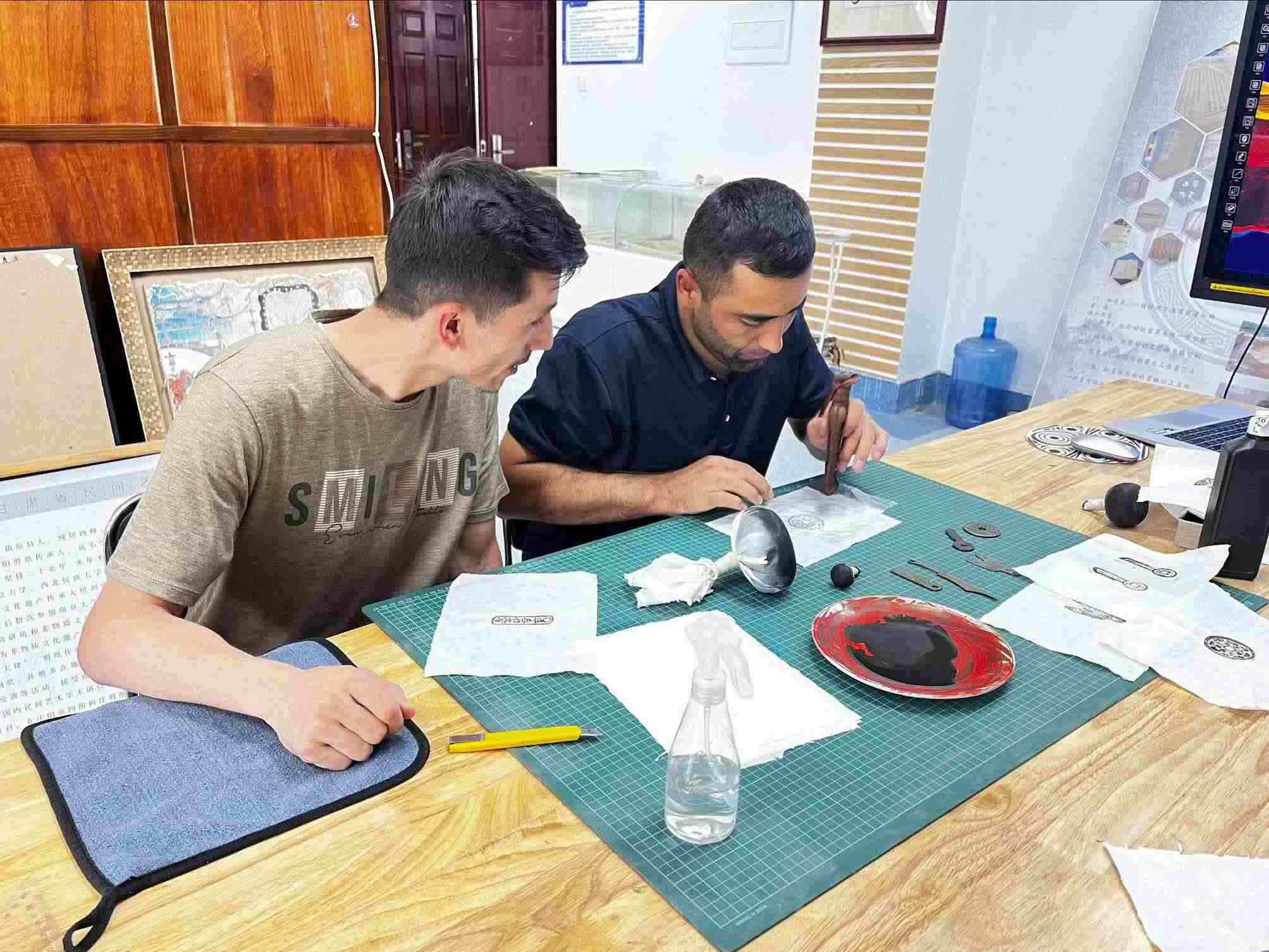 營(yíng)員們動(dòng)手體驗(yàn)“非遺”技藝。校方供圖