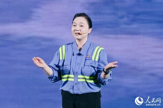 黃英紅講述在互聯(lián)網(wǎng)“種地”的故事。人民網(wǎng)攝