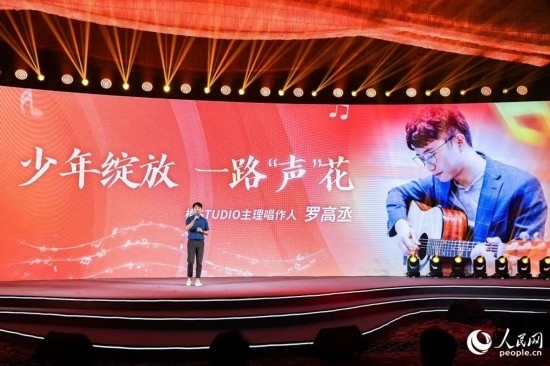 羅高丞在臺(tái)上分享自己的創(chuàng)作心路。人民網(wǎng)攝