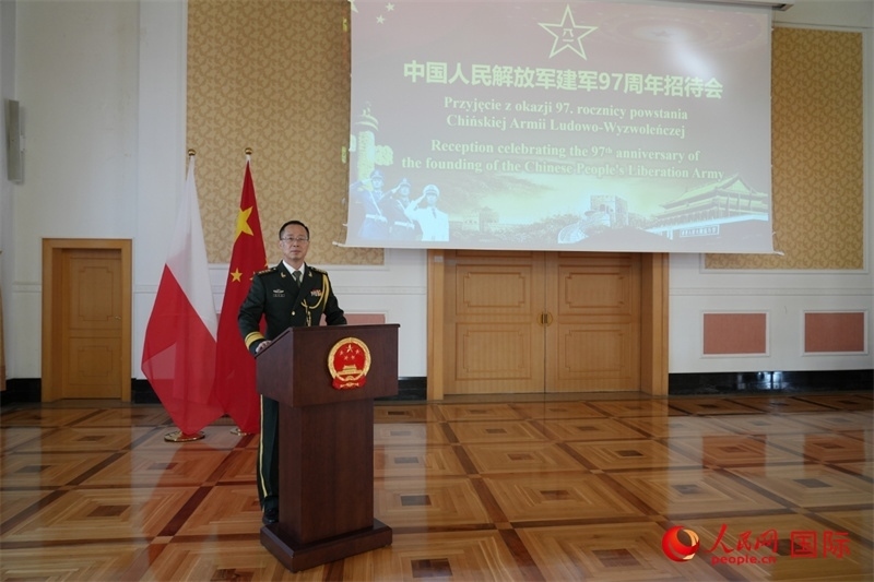 波蘭使館國防武官張寅生大校在招待會(huì)上致辭。人民網(wǎng)記者 李增偉攝 