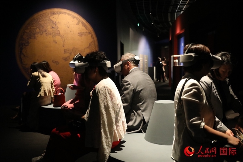 嘉賓在展覽“傳奇之旅：馬可·波羅與絲綢之路上的世界”VR體驗(yàn)區(qū)參觀。人民網(wǎng) 殷韜攝