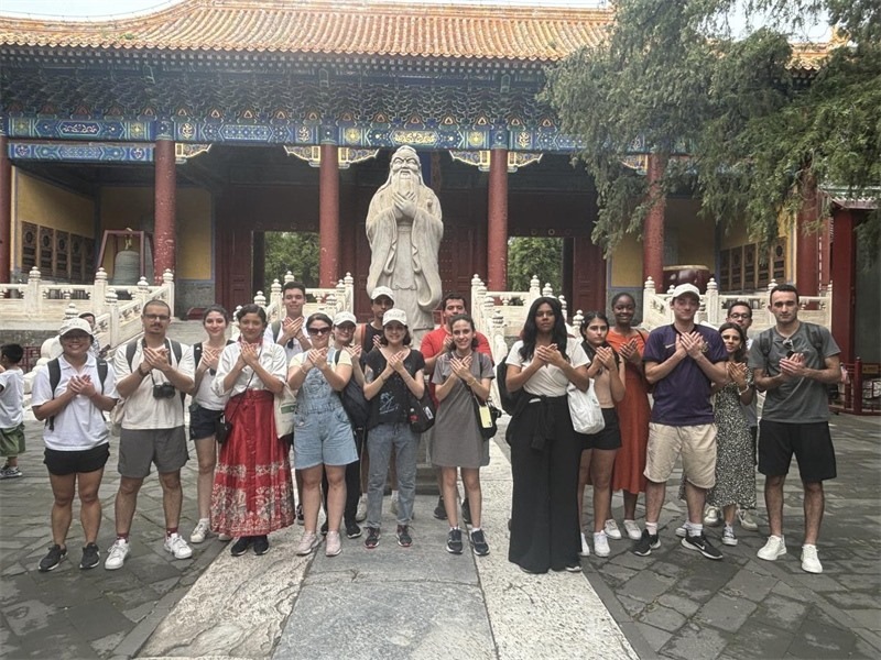 在中國(guó)和巴西共迎兩國(guó)建交50周年之際，巴西圣保羅州立大學(xué)孔子學(xué)院今年7月成功組織多批、近40名巴西青少年來華進(jìn)行短期訪問交流，圖為訪問團(tuán)成員參加文化體驗(yàn)活動(dòng)。 巴西圣保羅州立大學(xué)孔子學(xué)院供圖