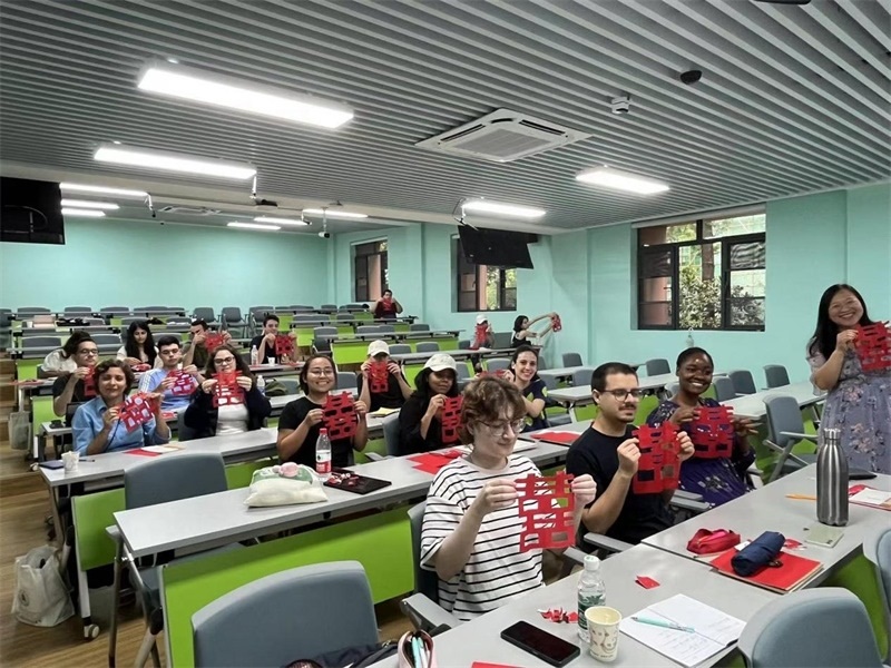 在中國(guó)和巴西共迎兩國(guó)建交50周年之際，巴西圣保羅州立大學(xué)孔子學(xué)院今年7月成功組織多批、近40名巴西青少年來華進(jìn)行短期訪問交流，圖為訪問團(tuán)成員參加文化體驗(yàn)活動(dòng)。 巴西圣保羅州立大學(xué)孔子學(xué)院供圖