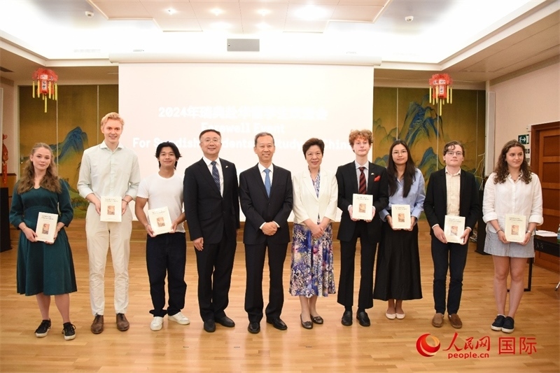 中國駐瑞典大使崔愛民與赴華瑞典留學生合影。人民網(wǎng)記者 殷淼攝
