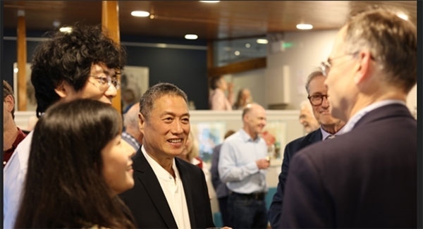 盧中見與嘉賓交流中國畫。許晉熙攝