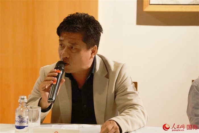 巴西中國浙江商會(huì)會(huì)長鄭俠茂在座談會(huì)上致辭。人民網(wǎng)記者 陳海琪攝