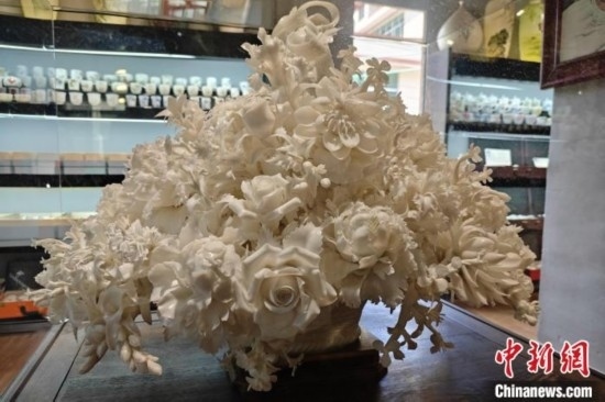 福建德化陶瓷以“白”見長，因白如雪、明如鏡、薄如紙、聲如磬、潤如玉而享譽(yù)世界。 吳冠標(biāo) 攝