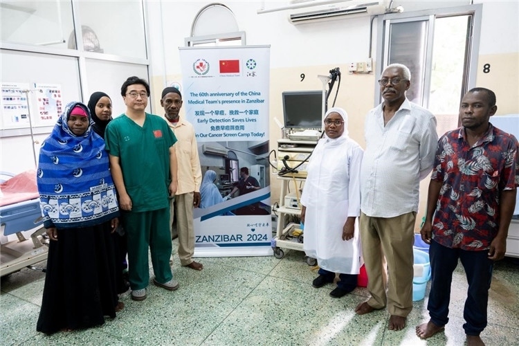 王璐醫(yī)生與部分患者合影。中國援桑醫(yī)療隊供圖