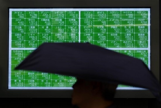 8月2日，在日本東京，行人經(jīng)過一處股指信息電子顯示屏。新華社記者張笑宇攝