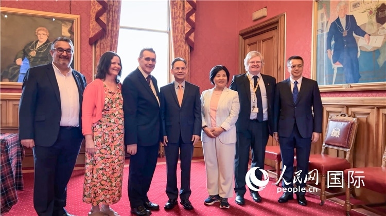 圖為阿伯丁市政廳會(huì)見(jiàn)現(xiàn)場(chǎng)。人民網(wǎng) 郭錦標(biāo)攝