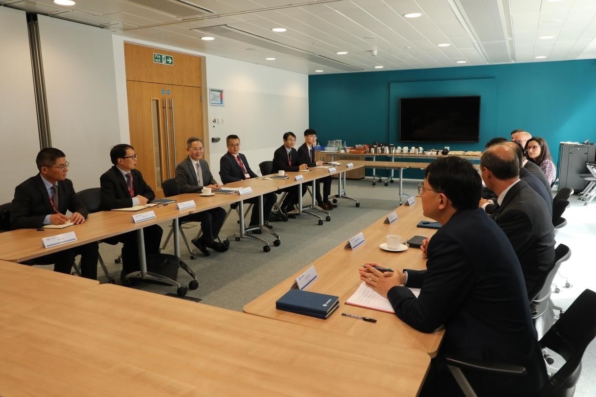 圖為中國駐英國大使鄭澤光與項(xiàng)目運(yùn)營團(tuán)隊(duì)及企業(yè)合作機(jī)構(gòu)負(fù)責(zé)人座談現(xiàn)場。中國駐英國使館供圖