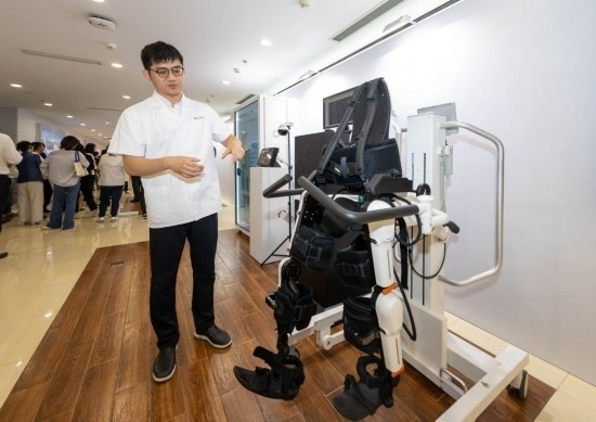 2024年5月24日，在位于上海市嘉定區(qū)的上海交通大學(xué)醫(yī)學(xué)院附屬瑞金醫(yī)院腫瘤質(zhì)子中心，工作人員介紹由瑞金醫(yī)院醫(yī)生和醫(yī)療公司共同研發(fā)的用于恢復(fù)患者下肢的醫(yī)療機(jī)器人。新華社記者 王翔 攝