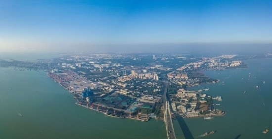 海南自貿(mào)港重點(diǎn)園區(qū)——洋浦經(jīng)濟(jì)開發(fā)區(qū)（2023年12月31日攝，無(wú)人機(jī)全景照片）。新華社記者 蒲曉旭 攝