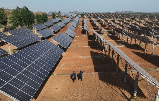 2024年4月16日，工人在河北省石家莊市靈壽縣譚莊鄉(xiāng)程家莊村的“農(nóng)光互補(bǔ)”光伏發(fā)電場(chǎng)巡查（無(wú)人機(jī)照片）。新華社記者 楊世堯 攝