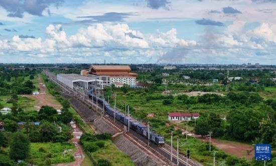 8月5日，由老撾籍火車(chē)司機(jī)獨(dú)立駕駛的滿載貨物的列車(chē)駛出萬(wàn)象站，向中國(guó)昆明進(jìn)發(fā)（無(wú)人機(jī)照片）。新華社發(fā)（楊永全 攝）