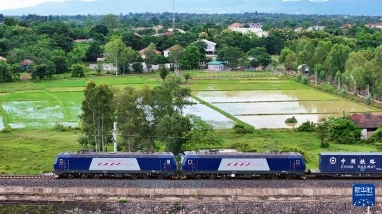 8月5日，由老撾籍火車(chē)司機(jī)獨(dú)立駕駛的滿載貨物的列車(chē)駛出萬(wàn)象站，向中國(guó)昆明進(jìn)發(fā)（無(wú)人機(jī)照片）。新華社發(fā)（楊永全 攝）