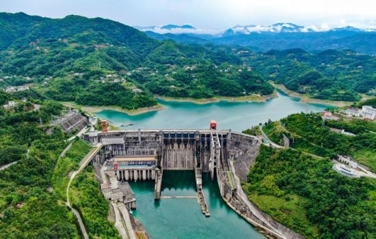 這是陜西安康水電站大壩（2024年6月21日攝，無(wú)人機(jī)照片）。新華社記者 蔡湘鑫 攝