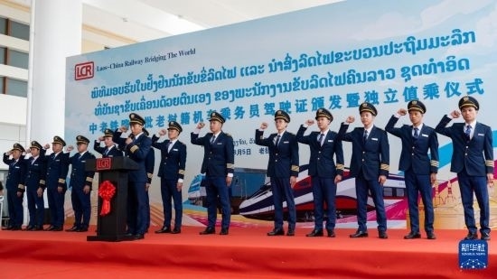 8月5日，在中老鐵路萬(wàn)象站，中老鐵路首批14名老撾籍火車(chē)司機(jī)進(jìn)行宣誓。新華社發(fā)（凱喬 攝）