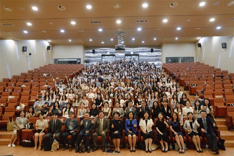 8月5日，第十一屆在韓國(guó)際中文教育志愿者崗中培訓(xùn)舉行開班儀式。圖為活動(dòng)現(xiàn)場(chǎng)合影。 教育部中外語(yǔ)言交流合作中心供圖