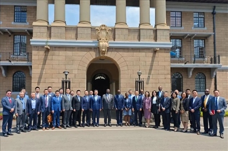 （與會(huì)人員合影留念。駐肯使館供圖）