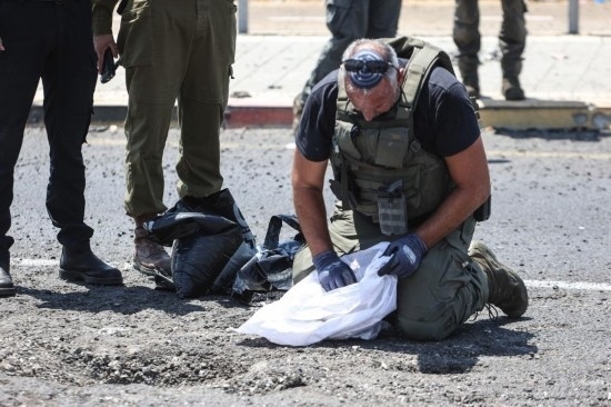 8月6日，在以色列納哈里亞，警方在無(wú)人機(jī)襲擊現(xiàn)場(chǎng)開(kāi)展工作。以色列國(guó)防軍6日發(fā)表聲明說(shuō)，多架無(wú)人機(jī)當(dāng)天從黎巴嫩射向以色列，造成以色列邊境城市納哈里亞數(shù)名平民受傷。新華社/基尼圖片社