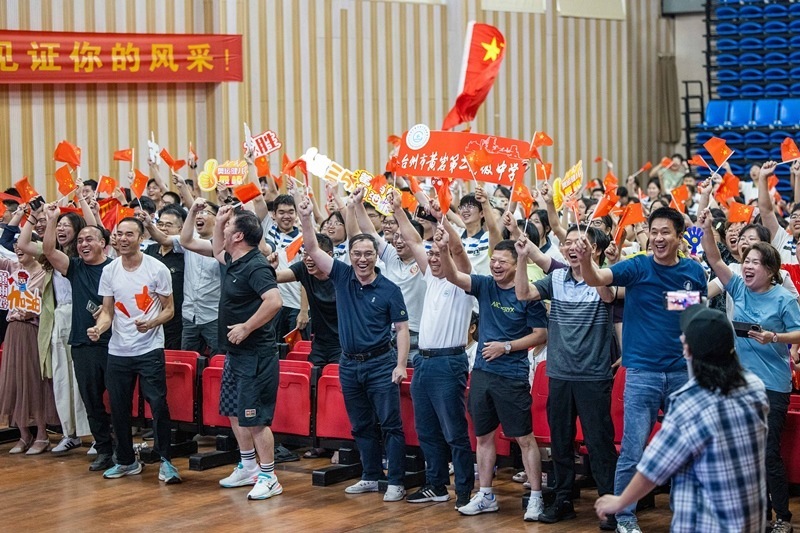 北京時(shí)間7月27日，2024年巴黎奧運(yùn)會(huì)首個(gè)比賽日，在射擊10米氣步槍混合團(tuán)體比賽中，中國(guó)選手黃雨婷/盛李豪獲得金牌。圖為黃雨婷的母校師生們通過收看奧運(yùn)直播的方式為她加油助威。