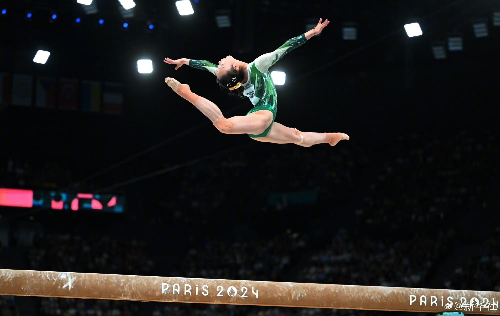 巴黎奧運(yùn)會體操女子平衡木比賽中，中國選手周雅琴的靚麗身姿