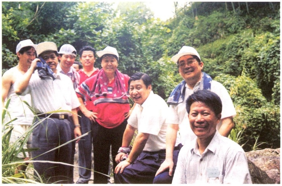 1999年6月，習(xí)近平在福州森林公園參加紀(jì)念毛主席“發(fā)展體育運(yùn)動，增強(qiáng)人民體質(zhì)”題詞47周年登山健身活動。（資料照片，來源：《習(xí)近平在福建》（下））