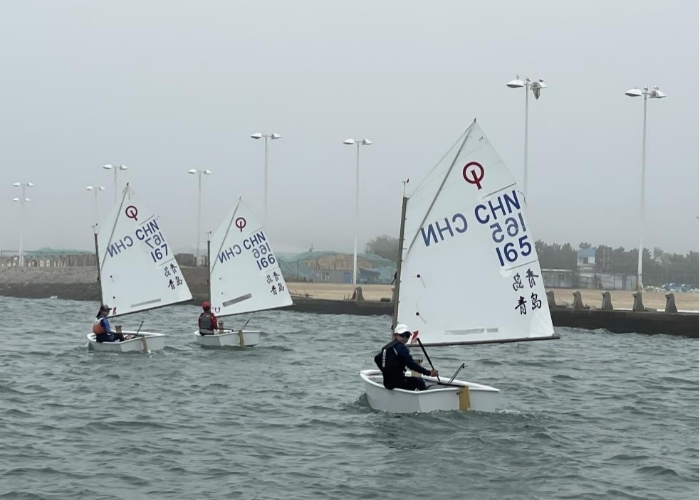 青島市嶗山區(qū)中韓小學(xué)帆船社團(tuán)進(jìn)行帆船訓(xùn)練。青島市嶗山區(qū)教育和體育局供圖