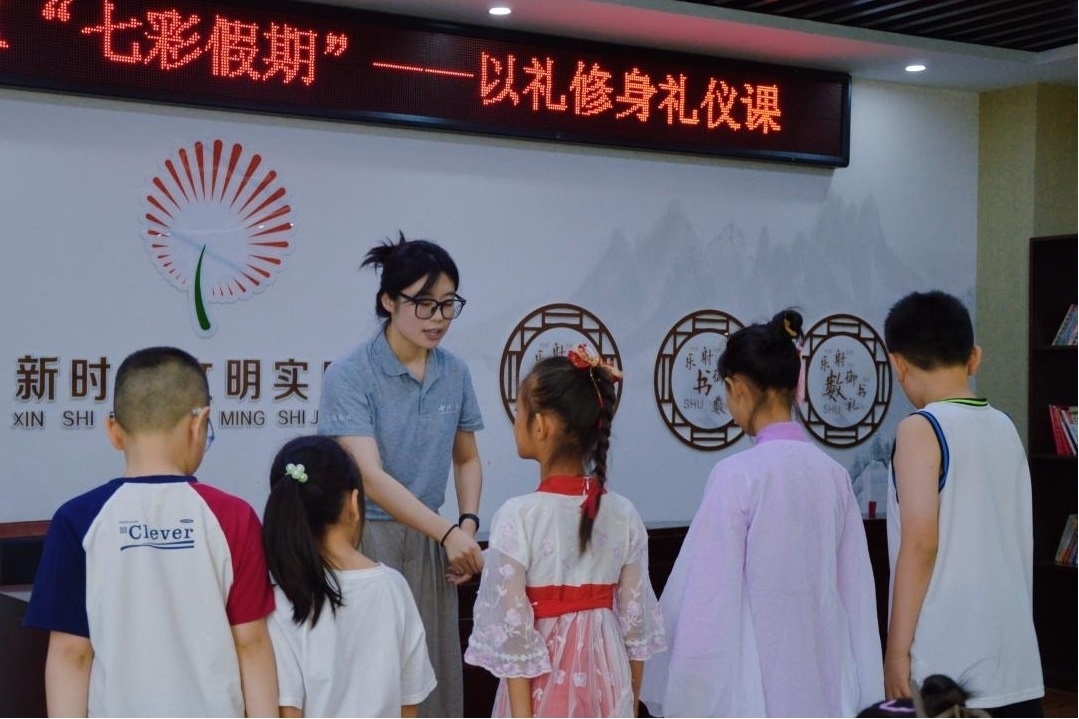 曲阜市小雪街道如意社區(qū)新時(shí)代文明實(shí)踐站以禮修身禮儀課。謝婉瑩 攝