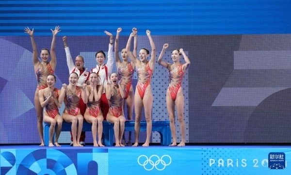 北京時間8月8日凌晨，巴黎奧運會花樣游泳集體項目的最后一項比賽集體技巧自選在巴黎奧林匹克水上運動中心舉行。中國隊奪得花樣游泳集體項目金牌。圖為中國隊在比賽后慶祝奪冠。新華社記者 薛宇舸 攝