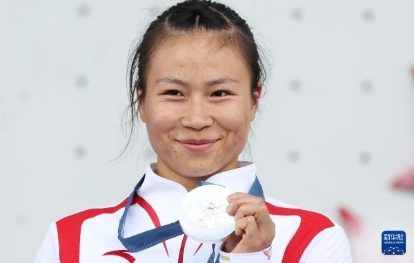 北京時間8月7日，在巴黎奧運會攀巖女子速度賽比賽中，中國選手鄧麗娟獲得銀牌。圖為亞軍中國選手鄧麗娟在頒獎儀式上。新華社記者 高靜 攝