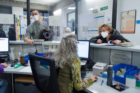 1月15日，人們在西班牙馬德里一家診所內(nèi)就診。新華社發(fā)（古斯塔沃·巴連特攝）