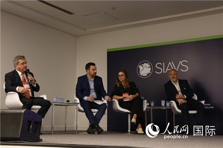 巴西動物蛋白協(xié)會高層管理人員在展覽會舉辦前接受外國記者采訪。 人民網(wǎng)記者 時元皓攝