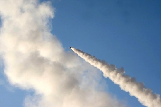 這張2011年6月28日在伊朗中部城市庫姆附近拍攝的照片顯示，一枚導彈在“偉大先知６”軍事演習中發(fā)射升空。新華社發(fā)