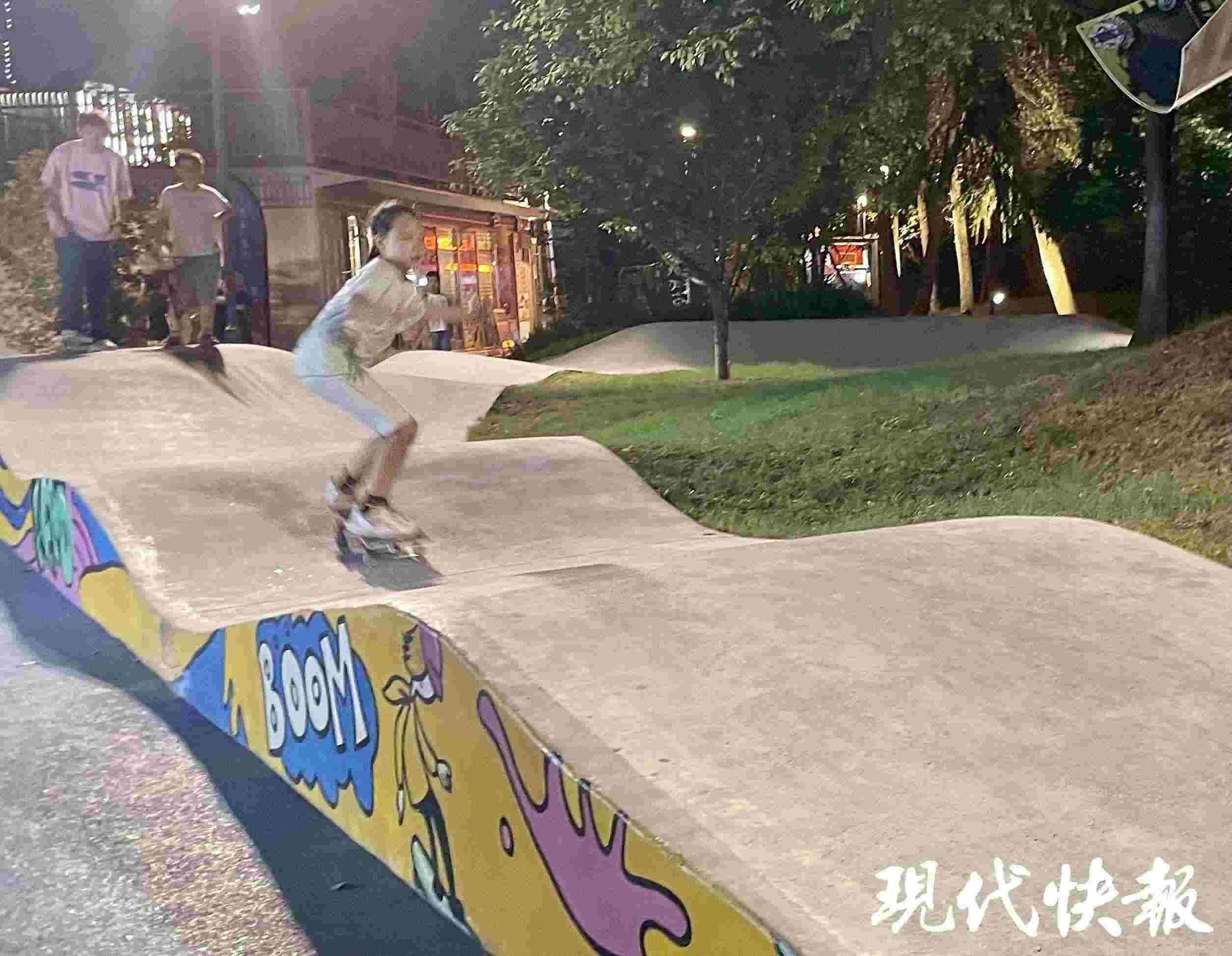 南京西城·夜未央的滑板場地上，一群青少年正在玩滑板