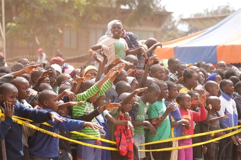 孩子們觀看達人秀。主辦方供圖