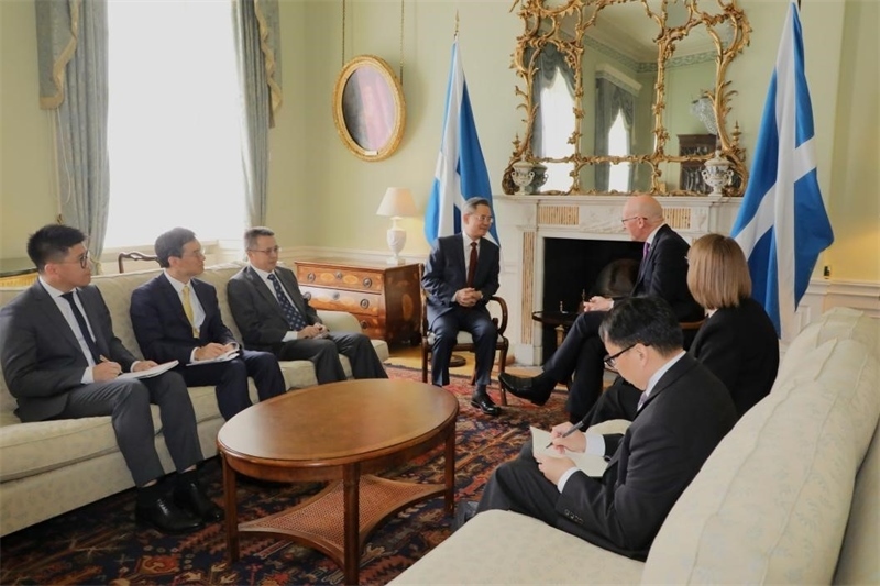 中國駐英國大使鄭澤光在愛丁堡會見蘇格蘭首席部長斯溫尼。中國駐英國使館供圖