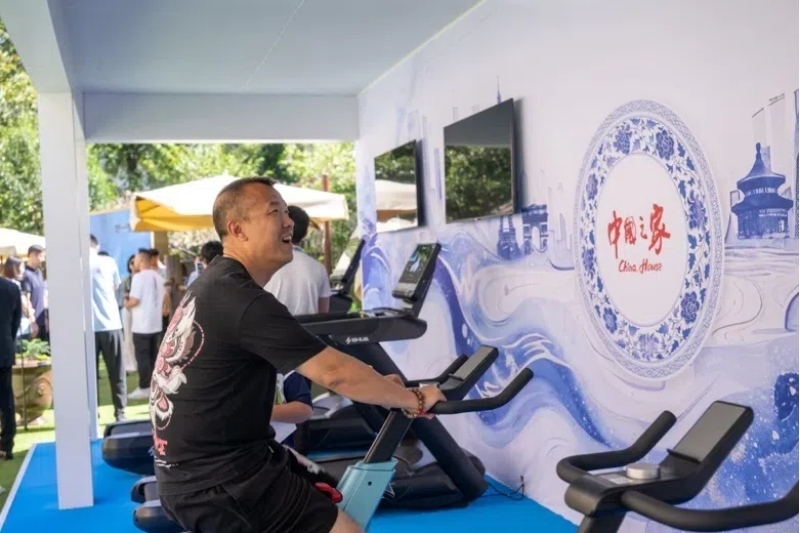 參觀者在智慧體育公園體驗動感單車。巴黎