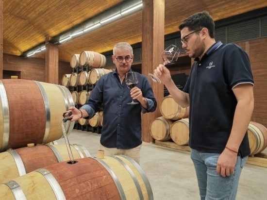  8月7日，尼古拉·格里馬（左）與同事在酒窖中。新華社記者 劉海 攝