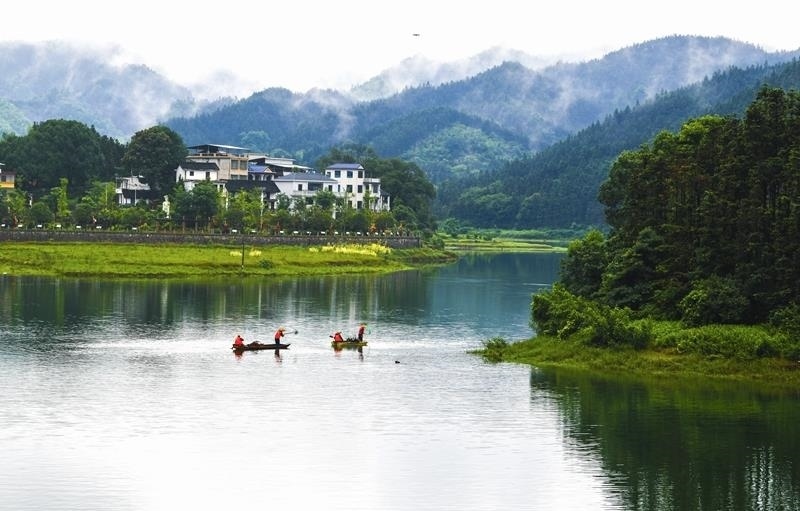 2024年6月5日，志愿者在湖南常寧市洋泉水庫清理水面漂浮物。