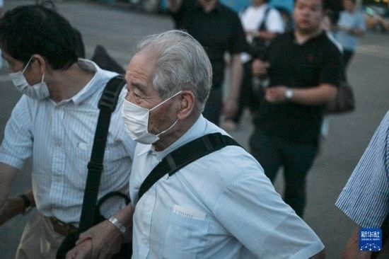 8月12日晚，侵華日軍第七三一部隊（簡稱“731部隊”）“少年隊”原隊員清水英男，乘機抵達哈爾濱。新華社記者 王松 攝