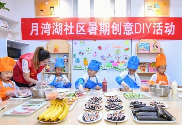 漯河市月灣湖社區(qū)青少年活動(dòng)室里，志愿者教孩子們做手工。 齊國(guó)霞攝