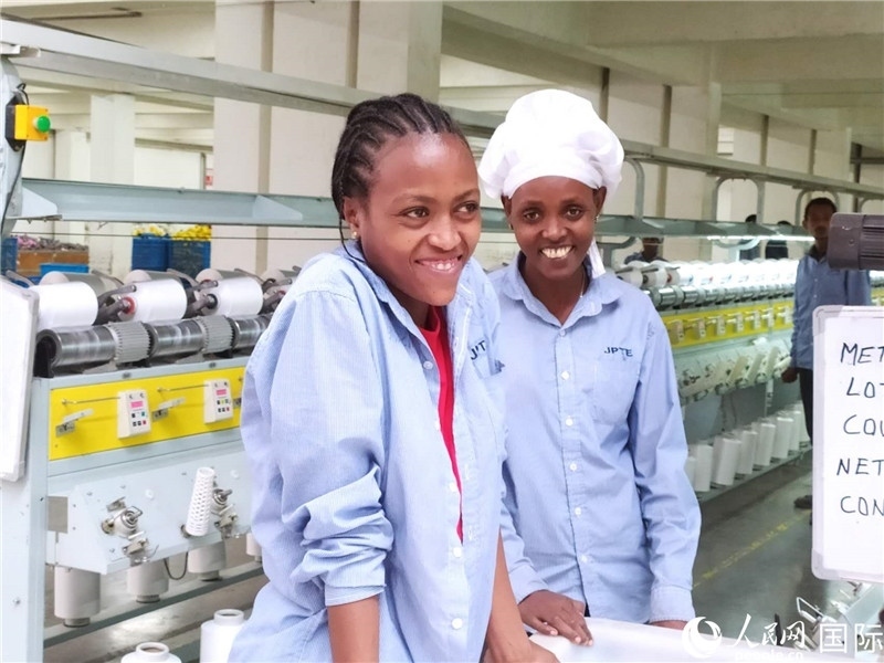 無錫金茂埃塞面料廠車間的當(dāng)?shù)嘏?。人民網(wǎng)記者黃培昭攝