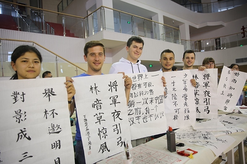 2017年6月5日，來自青島大學(xué)和中國石油大學(xué)（華東）的外國留學(xué)生在展示現(xiàn)場完成的書法作品。