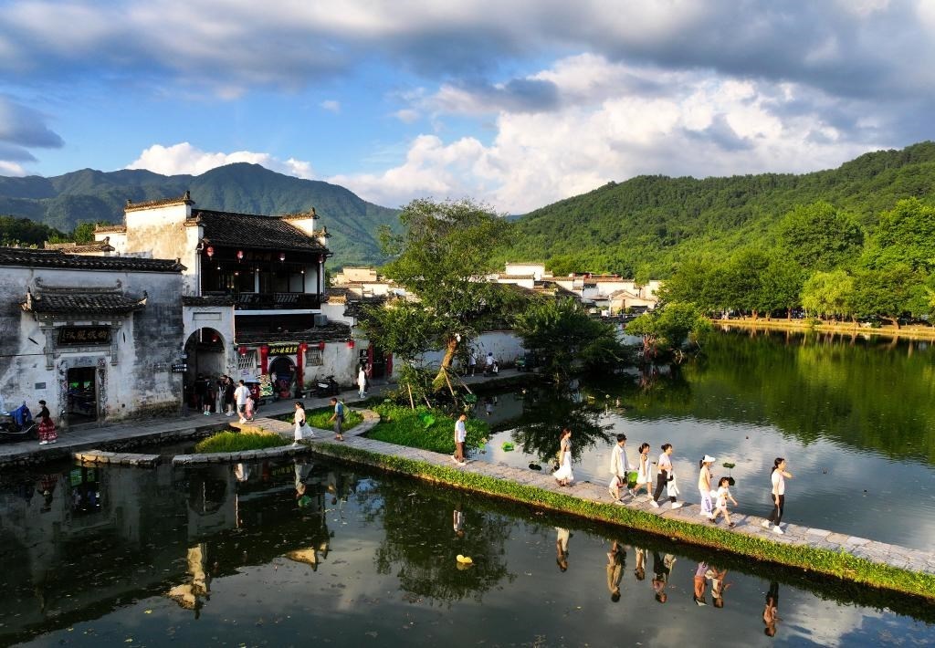 2024年7月7日，游客在安徽省黃山市黟縣宏村游玩。新華社記者杜宇攝