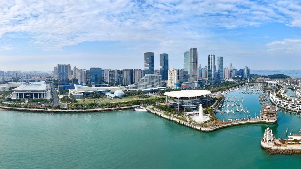 2024年1月24日拍攝的廈門國(guó)際會(huì)議中心、環(huán)島路一帶濱海城市景觀。新華社記者姜克紅攝