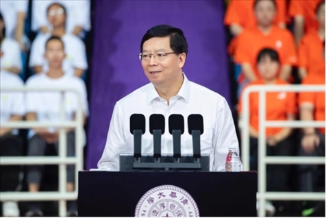 邱勇為新生講授開(kāi)學(xué)第一課。學(xué)校供圖